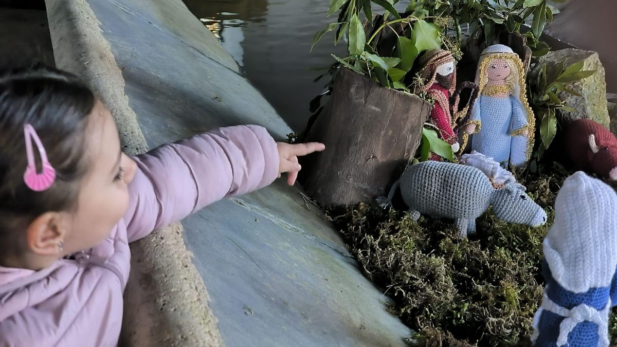 Lola Trelles visitando el belén más bonito de Boal.