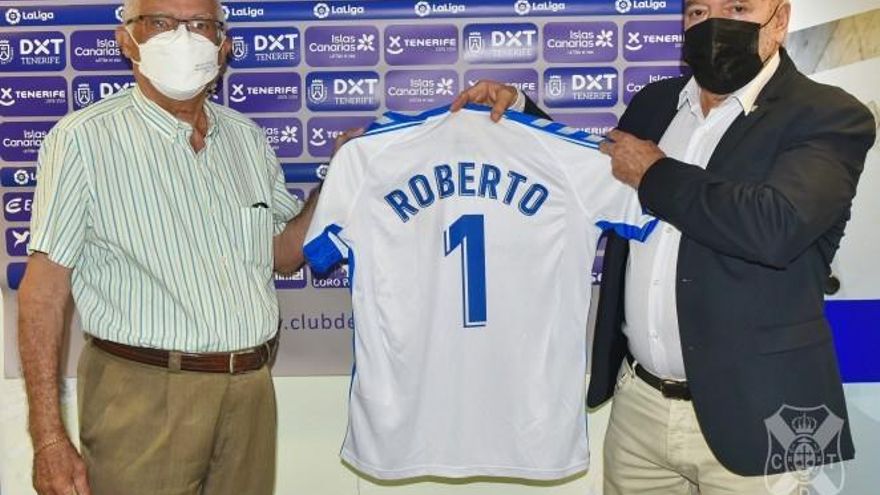 El CD Tenerife realiza un reconocimiento a su nuevo socio número uno