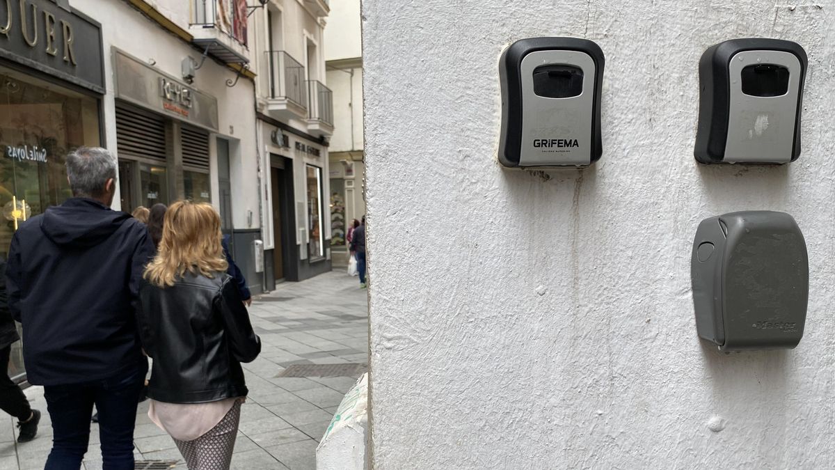 Candados para guardar llaves de pisos turísticos en el centro de Sevilla.