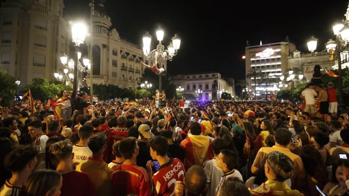 La celebración de los cordobeses en Las Tendillas tras el triunfo de España, en imágenes