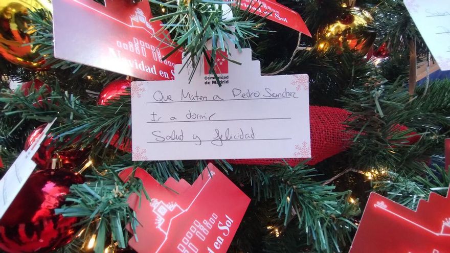 "Que maten a Pedro Sánchez": un deseo en el árbol de Navidad de la Comunidad de Madrid