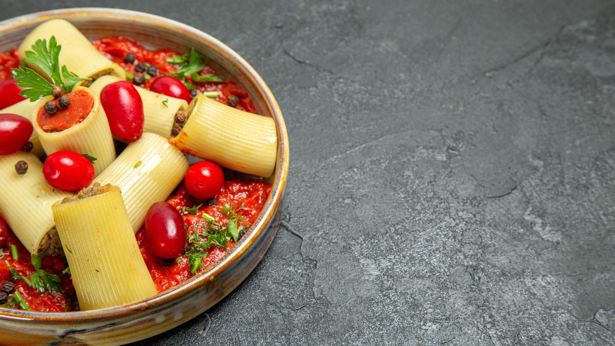 Pasta rellena de atún, tomate y huevo
