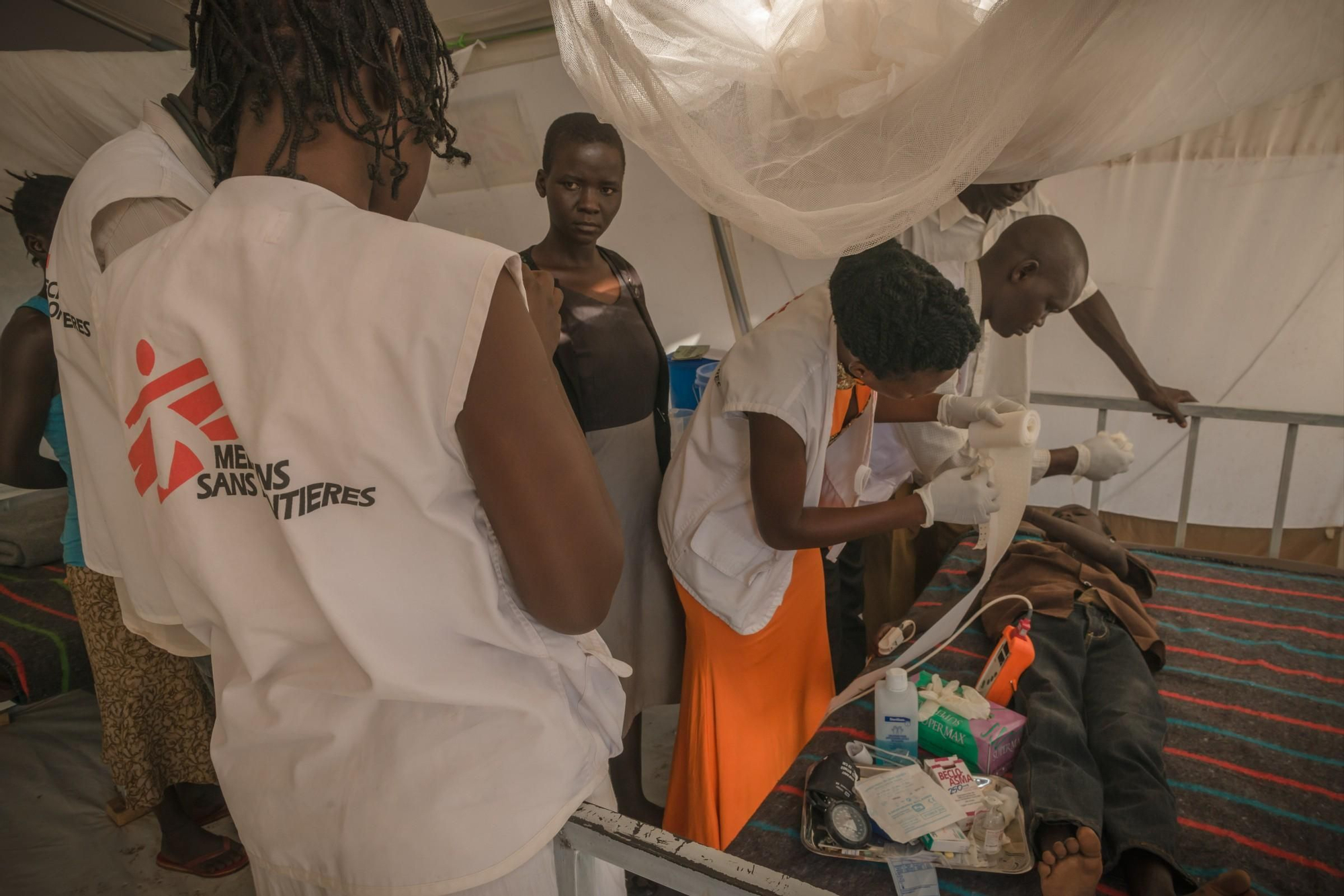 Debido al crecimiento de la población, MSF ha iniciado la construcción de un centro médico en el complejo de refugiados BidiBidi que permitirá el ingreso de pacientes. Allí proporciona atención médica para combatir las patologías más comunes que son la malaria y las enfermedades diarreicas. Además atiende enfermedades crónicas y de salud mental. Fotografía: Yann Libessart/MSF