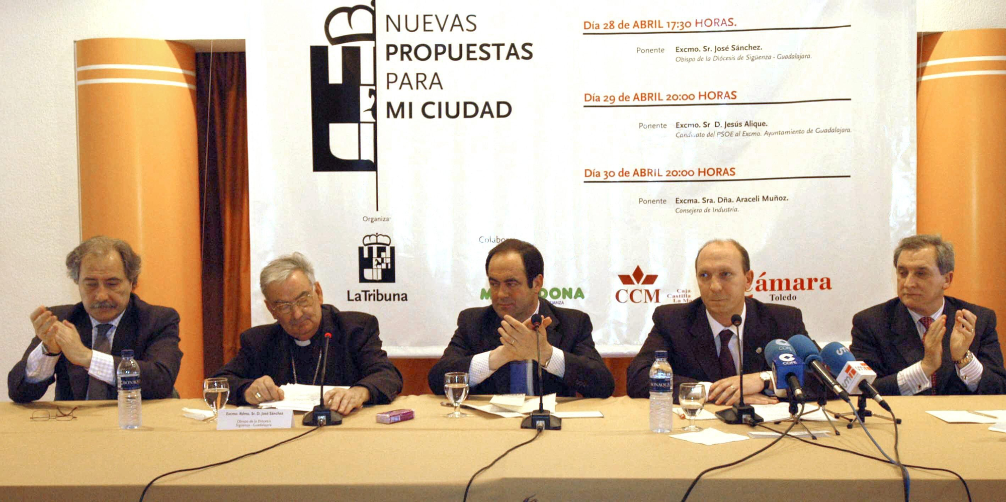 Guadalajara, 28.04.03.- El presidente de Castilla-La Mancha, José Bono (c), junto al (i-d) presidente de la Caja de Ahorros de CLM, Juan Pedro Hernández Moltó; el obispo de Sigüenza-Guadalajara, José Sánchez; el candidato socialista a la alcaldía de Guadalajara, Jesús Alique, y el editor del diarioo La Tribuna, Antonio Méndez Pozo, durante la inauguración de las Jornadas Económicas "Nuevas propuestas para mi ciudad". EFE/Héctor Montufo