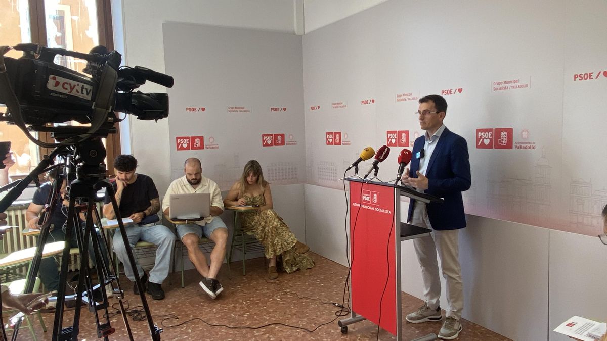 El Portavoz del Grupo Municipal Socialista, Pedro Herrero, en rueda de prensa.