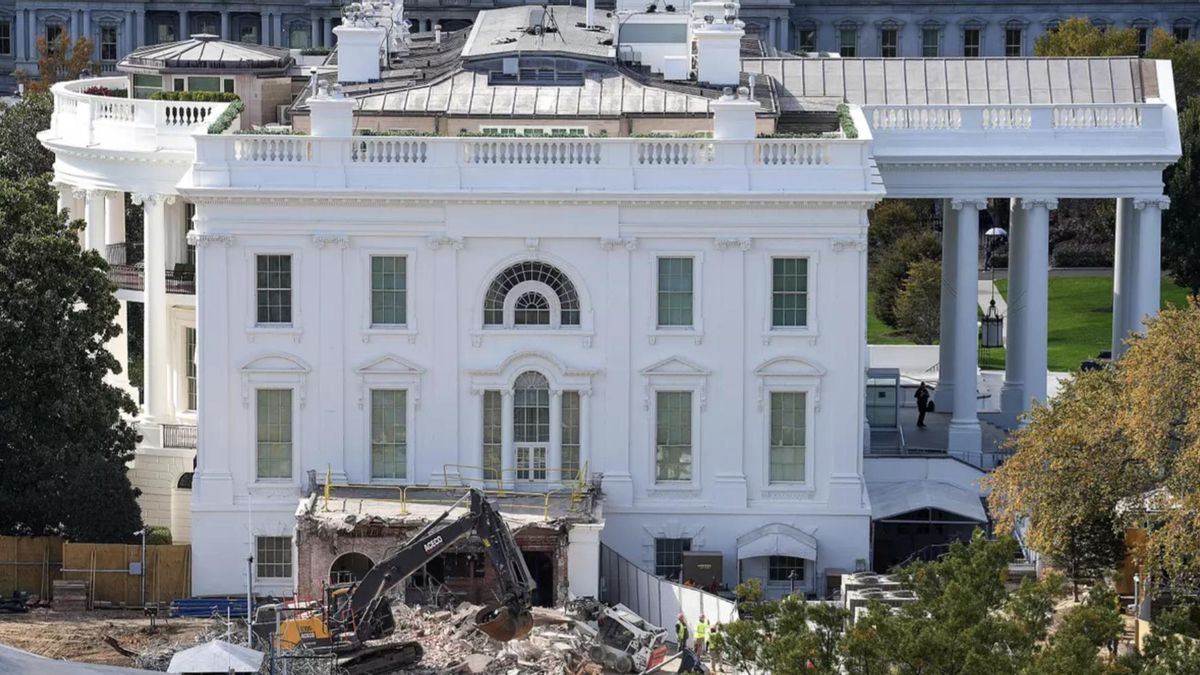 Una excavadora trabaja para retirar los escombros tras la demolición del Ala Este de la Casa Blanca, el 23 de octubre de 2025 en Washington, DC.