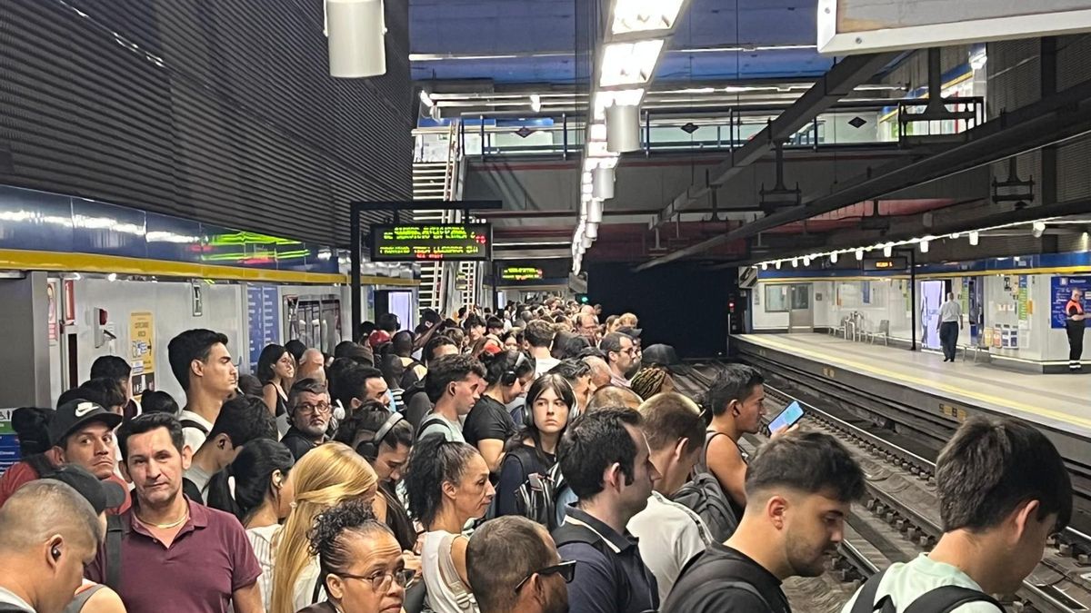 Usuarios de la línea 3 de metro en Moncloa el martes a las 19.00 horas