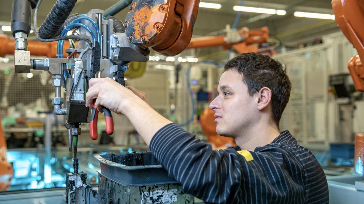 La industria automotriz vende 41% menos vehículos nacionales y los despidos no se detienen