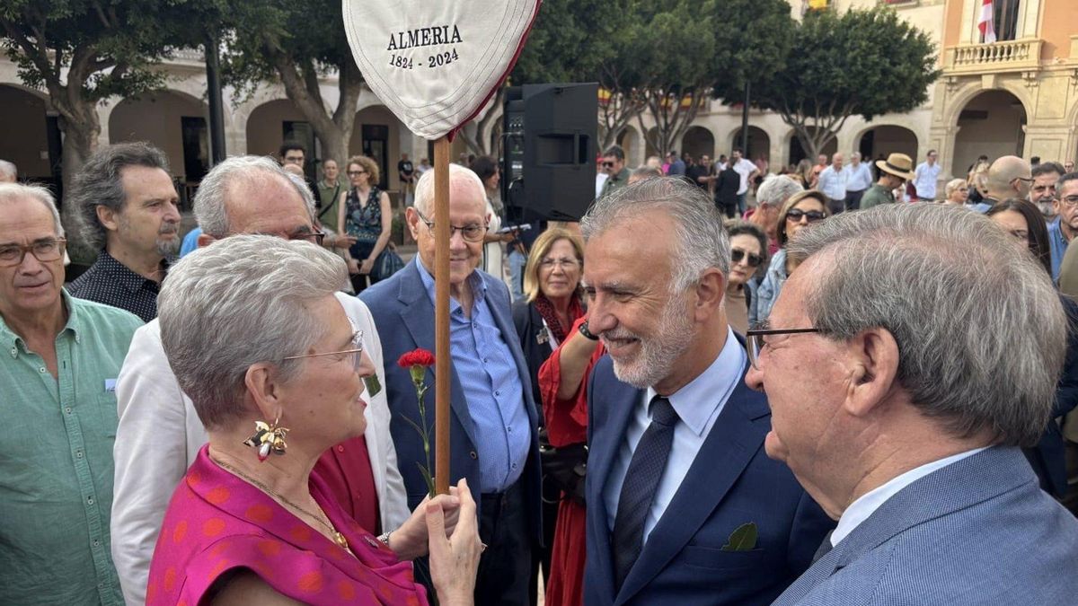 El ministro de Política Territorial y Memoria Democrática, Ángel Víctor Torres, conversa con asistentes al acto de inhumación y homenaje a 'Los Coloraos' celebrado en la Plaza Vieja de Almería.