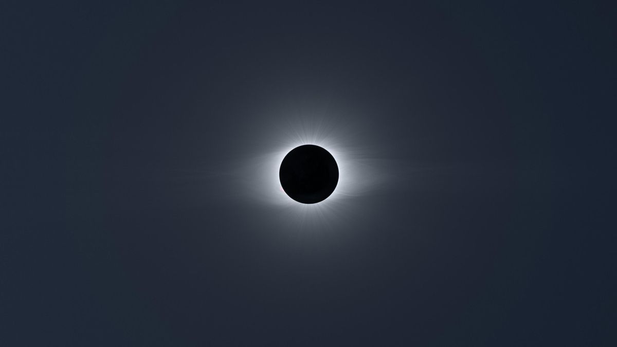 Eclipse total de Sol del 2 de julio de 2019 desde el Observatorio de Cerro Tololo en Chile. Composición de la corona solar formada por 112 fotografías procesadas para mostrar el aspecto visual de la totalidad.