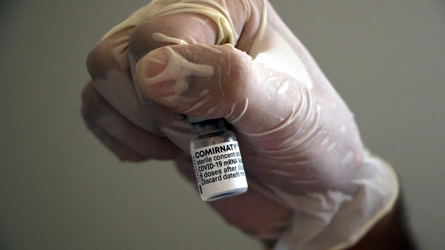 Ecuador recibió este jueves el primer lote con 1.020.000 de vacunas de Pfizer contra la covid-19, de un total de dos millones de dosis donadas por el Gobierno de Estados Unidos, para apoyar el proceso de inmunización de la población que lleva adelante la administración del presidente Guillermo Lasso. EFE/EPA/SOHAIL SHAHZAD/Archivo
