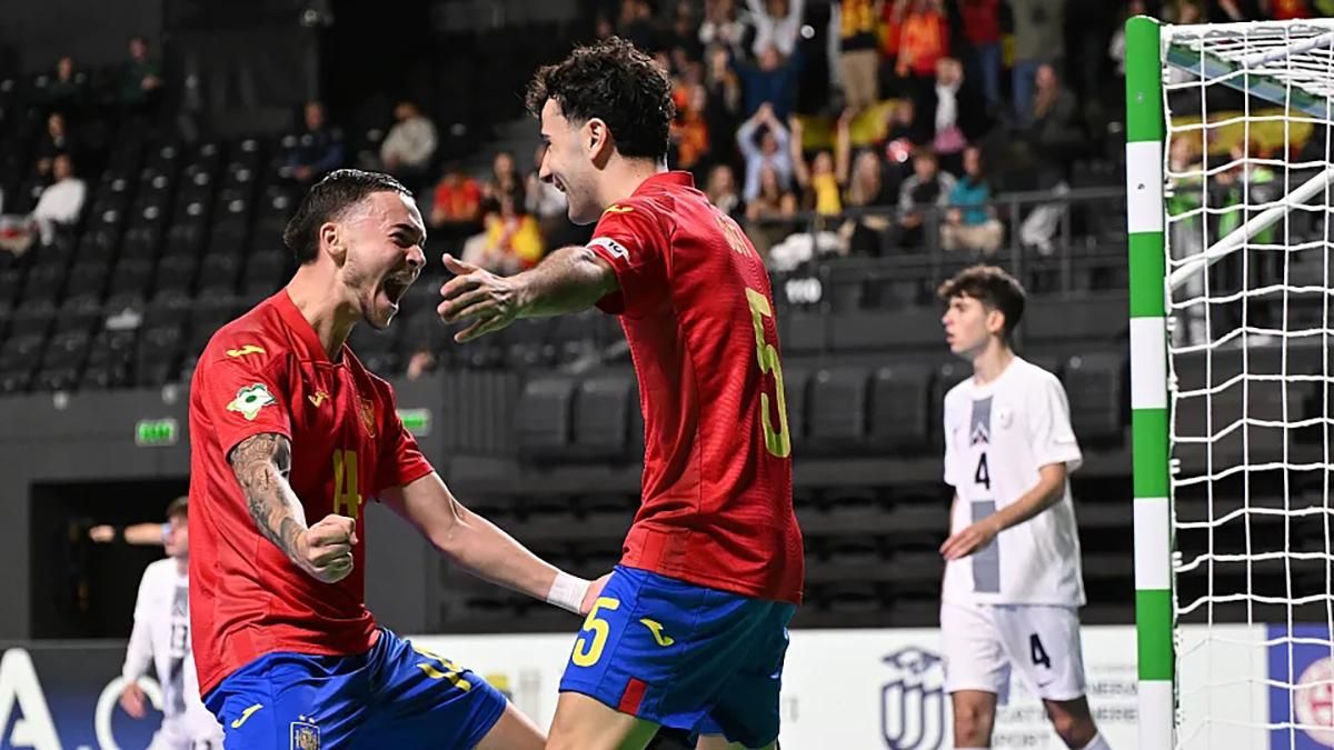 David Fernández, a la izquierda, celebra un gol con España