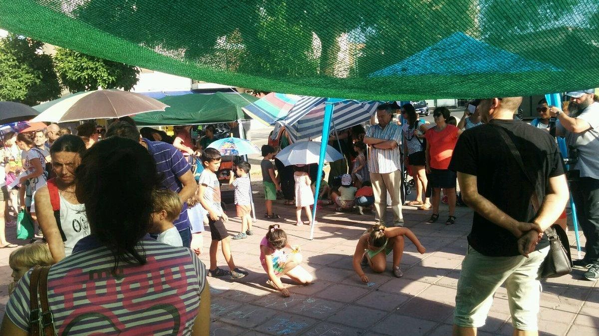 La Ampa del colegio Arias Montano de Sevilla se fabricó esta semana una sombra en el patio