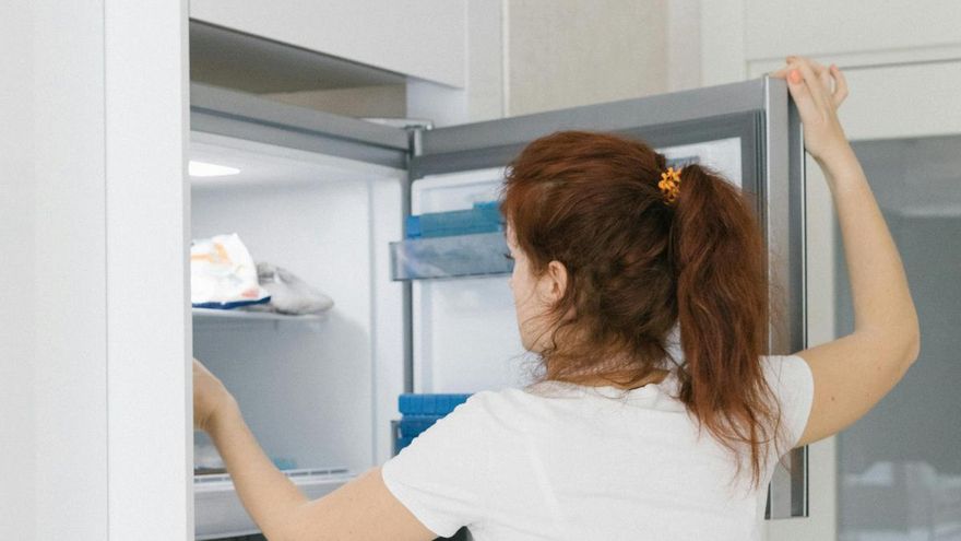 Con agua o usando el truco del papel de aluminio: ¿cómo es mejor eliminar el hielo del congelador en verano?