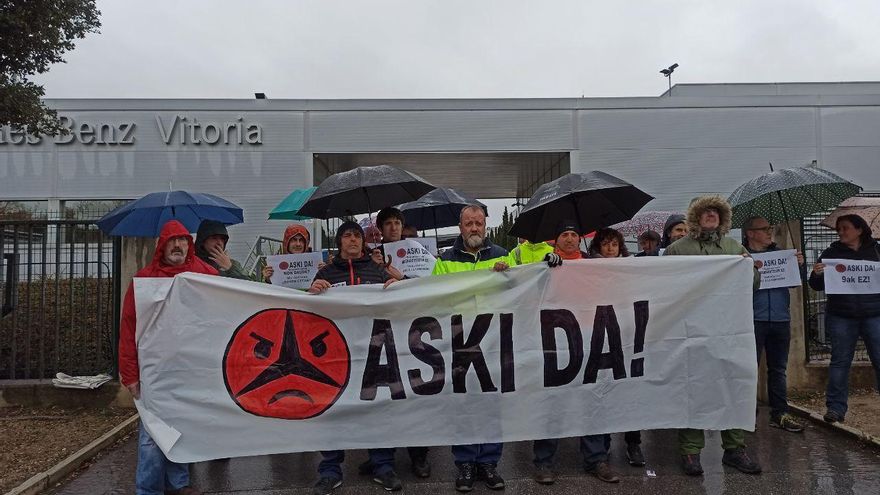 La plantilla de Mercedes-Benz en Vitoria presiona para conseguir mejoras laborales a las puertas de la electrificación