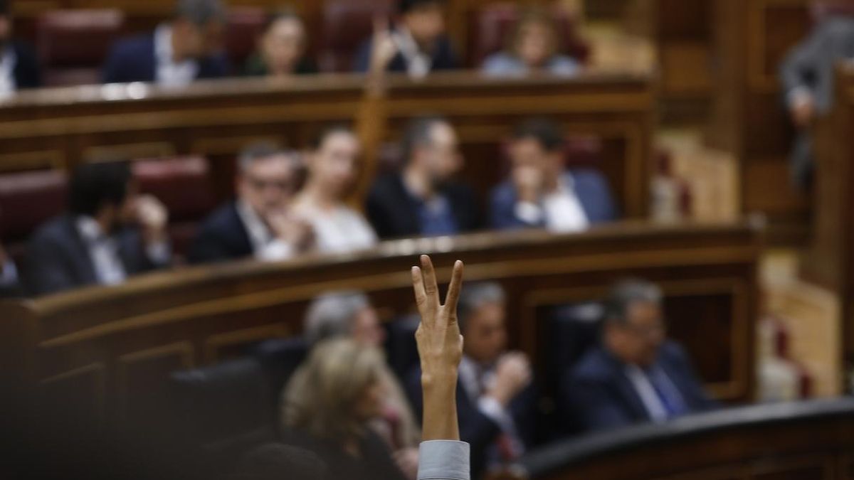 PP, Ciudadanos y PNV rechazan en el Congreso bajar el sueldo un 7% a Rajoy y sus ministros, mientras el PSOE se abstiene