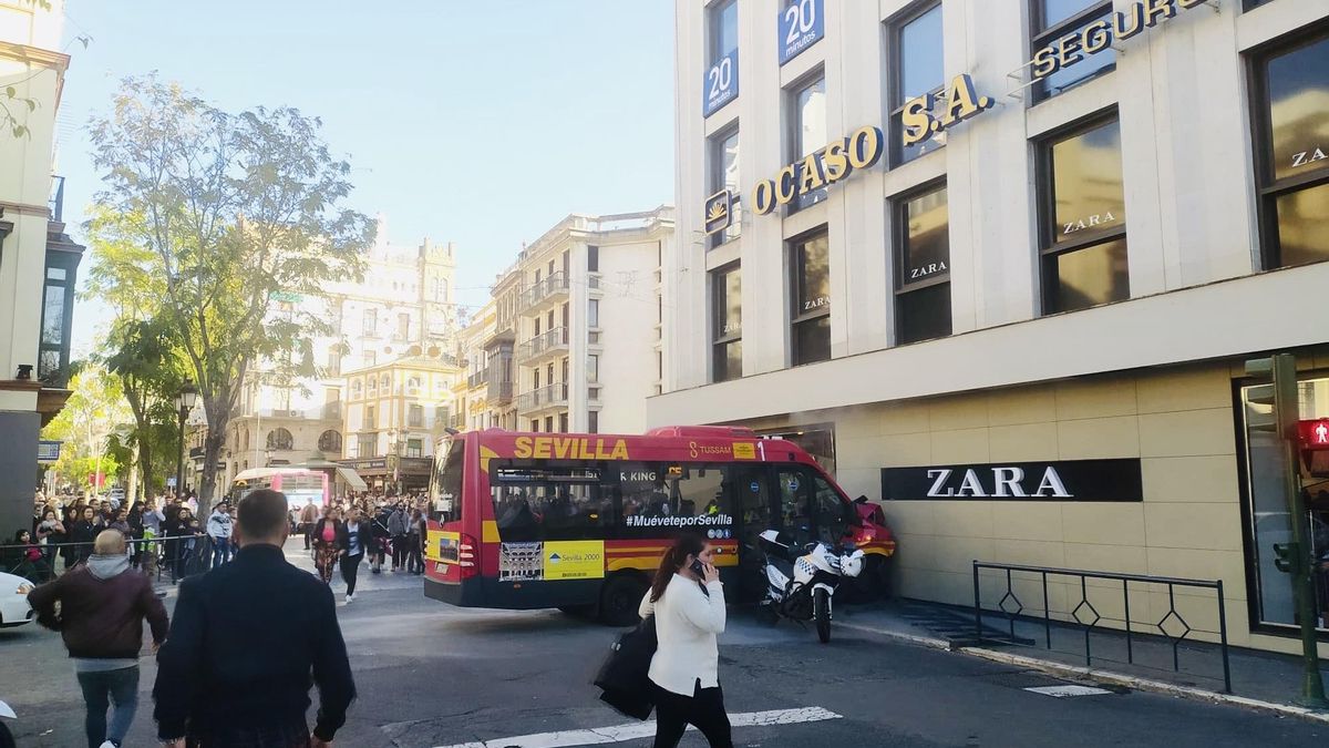 Archivo - Estado del autobús de Tussam tras colisionar contra un escaparate en la Plaza del Duque de Sevilla