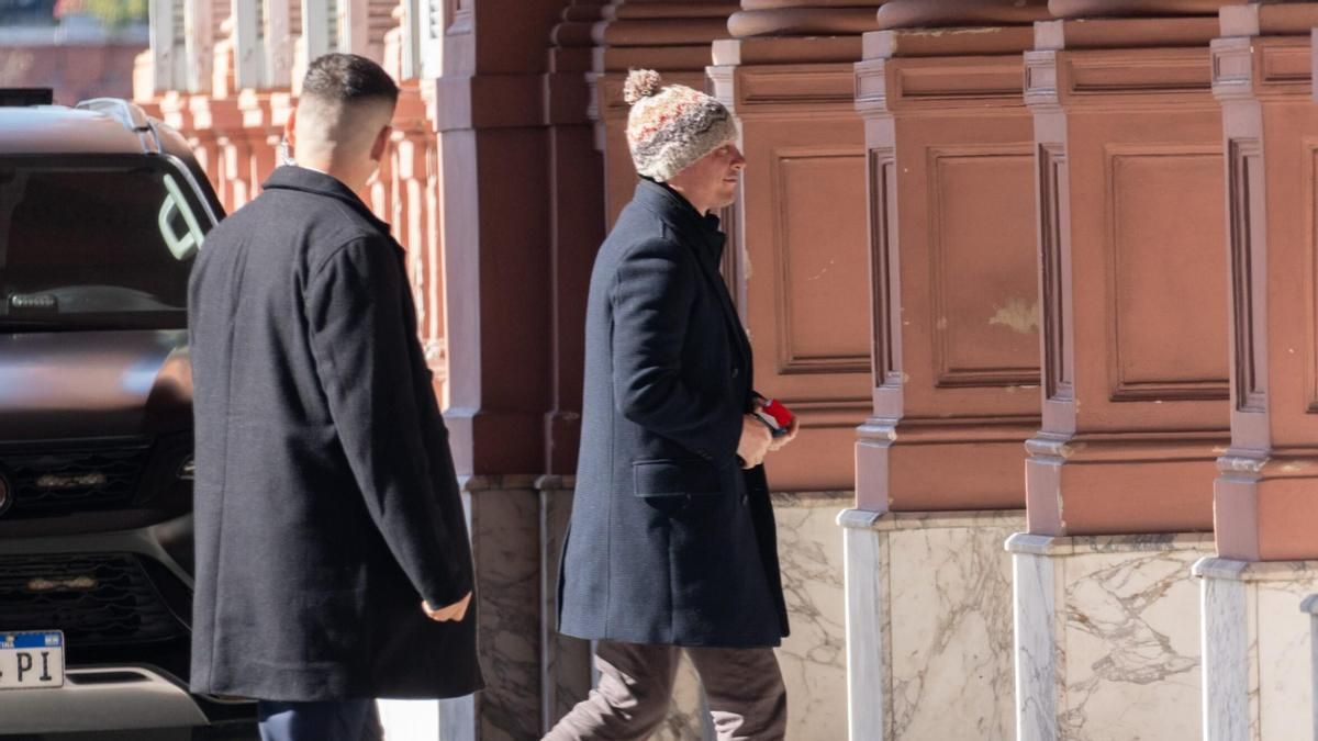 Santiago Caputo se apoyó en la "campaña antiargentina" para el DNU que lleva la batalla cultural a la política migratoria