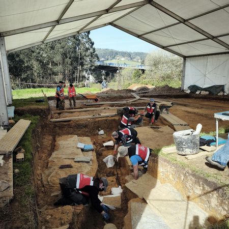 Las labores de excavación son fundamentales para localizar nuevos restos óseos de víctimas del franquismo. En la imagen, trabajos en la fosa de La Lloba, en Castrillón.