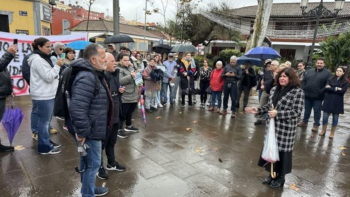 Un centenar de vecinos protestan contra el proyecto para instalar una depuradora en Mesa del Mar