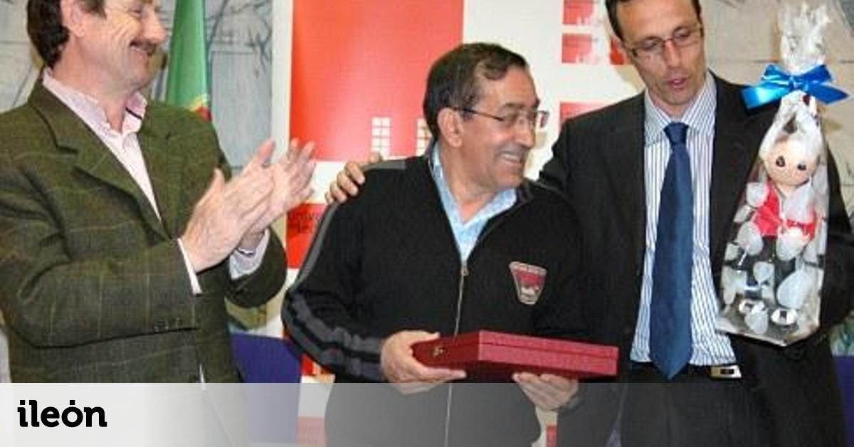 El voleibol de la ULE homenajea al porfesor José Antonio Valladares