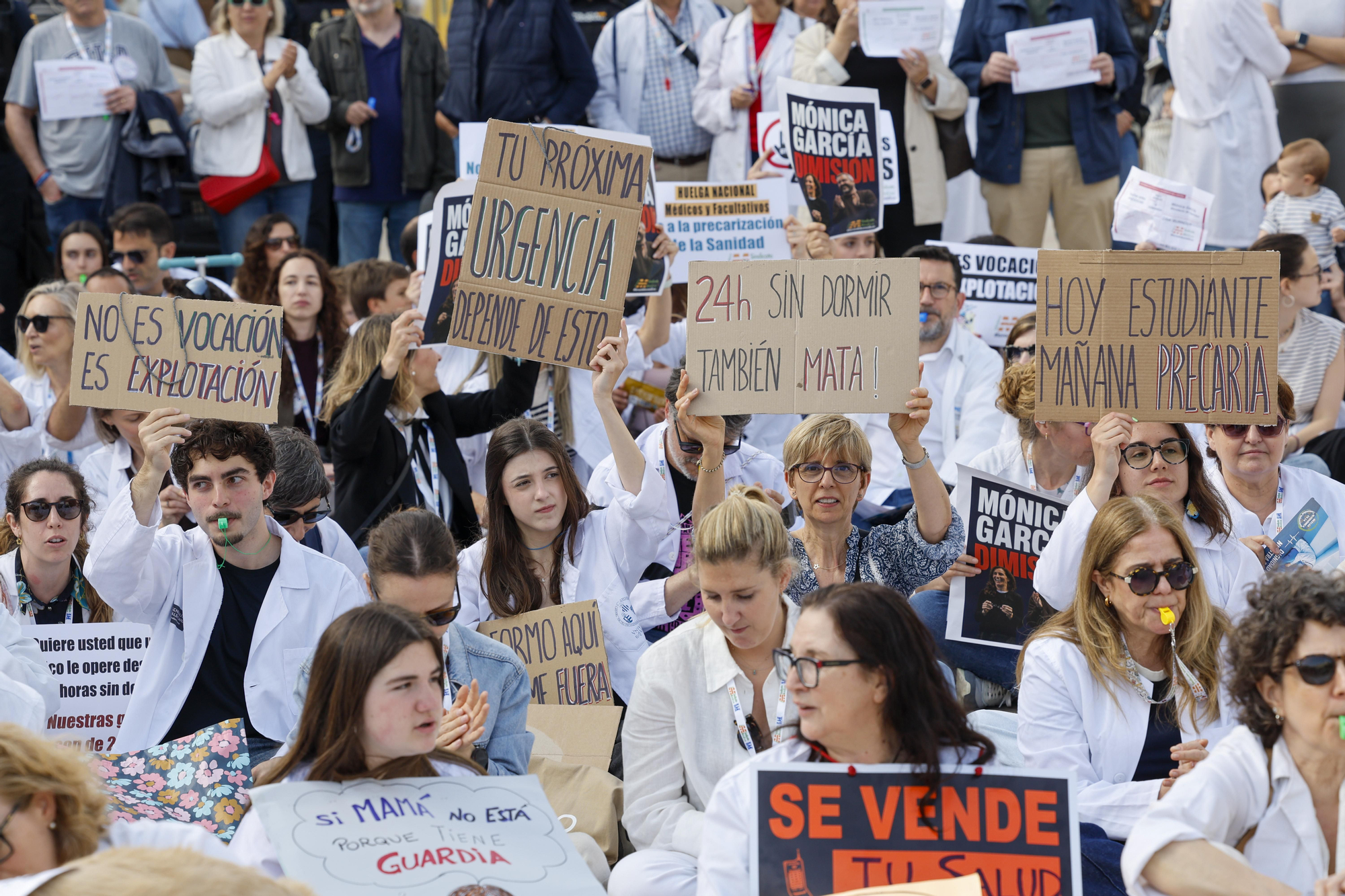 Médicos de la Comunitat Valenciana durante una sentada en la plaza de la Reina de València, el 29 de abril de 2026