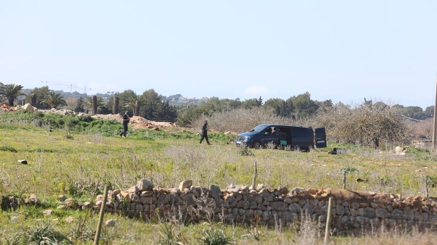 Efectivos de la Guardia Civil trabajando en la finca  dentro de la investigación por la desaparición de Malén Ortiz.