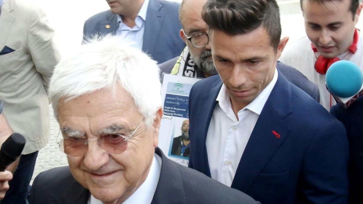 El futbolista, detrás de su abogado, el día del juicio