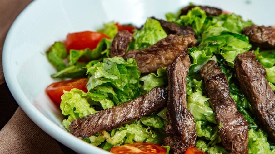 Procura no mezclar carnes distintas en la misma ensalada