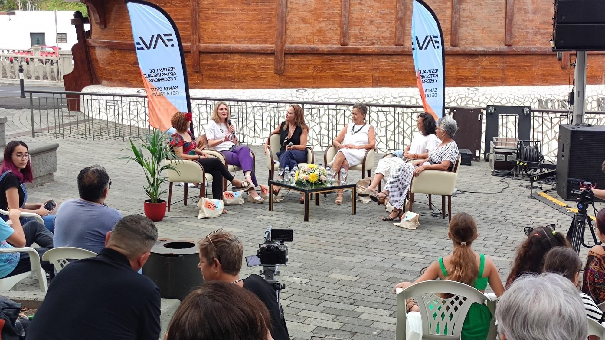 La periodista Eugenia Paiz (c) moderó uno de los debates.