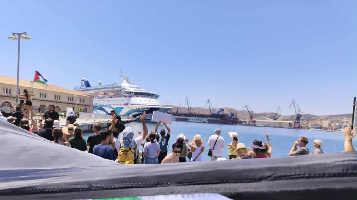 Una protesta en la isla griega de Siros impide el desembarco de un crucero lleno de turistas israelíes: "Paren el genocidio"