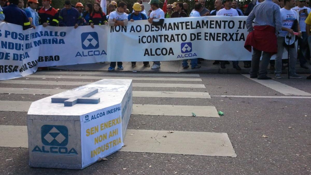 Manifestación de personal de Alcoa en Santiago contra una de las anteriores amenazas de cierre