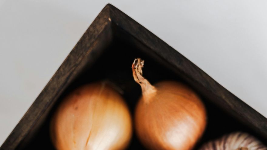 El orden de lo que sofríes puede alterar el producto: ¿qué es mejor hacer antes, el ajo o la cebolla?