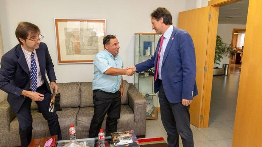 El consejero José Luis Gochicoa recibe al patrón mayor de Santoña. | MIGUEL LÓPEZ