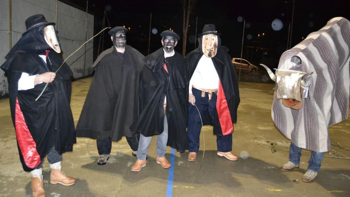 Fresno del Camino celebra su antruejo con su 'toro', hacendera y degustación de dulces