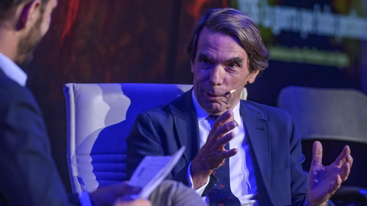 Aznar arrastra a la monarquía al fango partidista