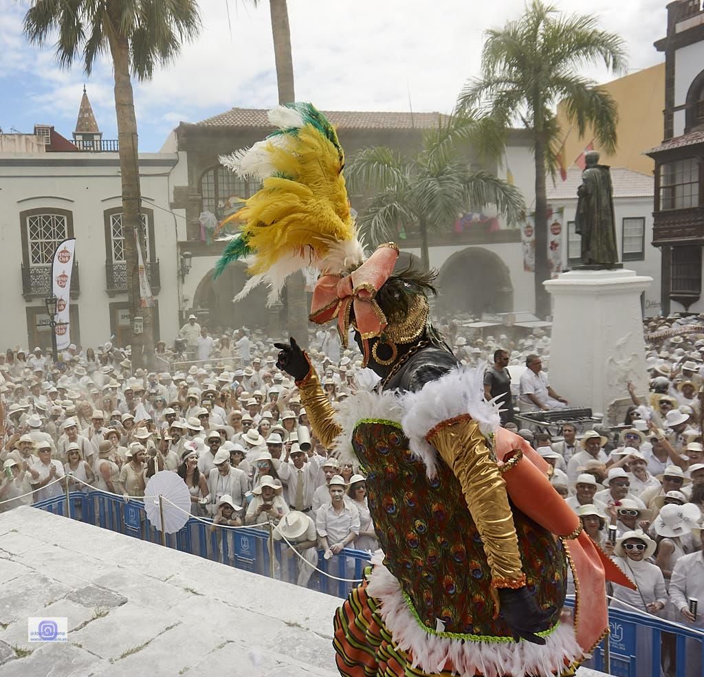 La Negra Tomasa, personaje interpretado por el sin par Sosó, fue recibida  en la Plaza de España, con una enorme ovación por la multitud.