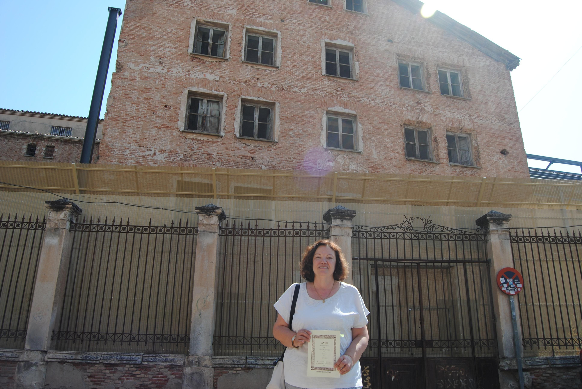 La historiadora alcalaína Pilar Lledó posa frente a la fachada de la antigua prisión