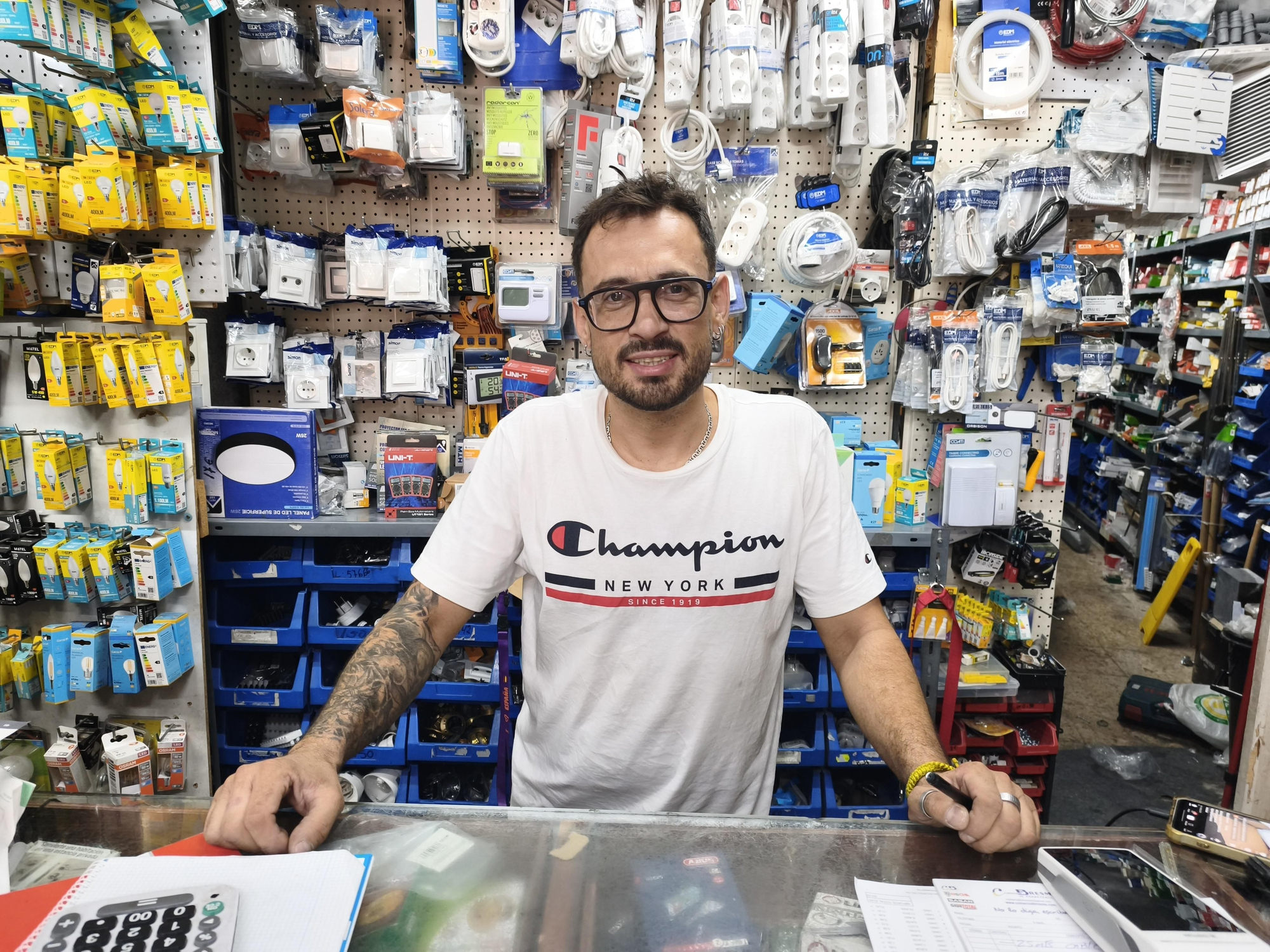 Kike Uceda en su ferretería