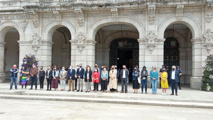 Concentración ante el Ayuntamiento de A Coruña en repulsa por el crimen de Samuel