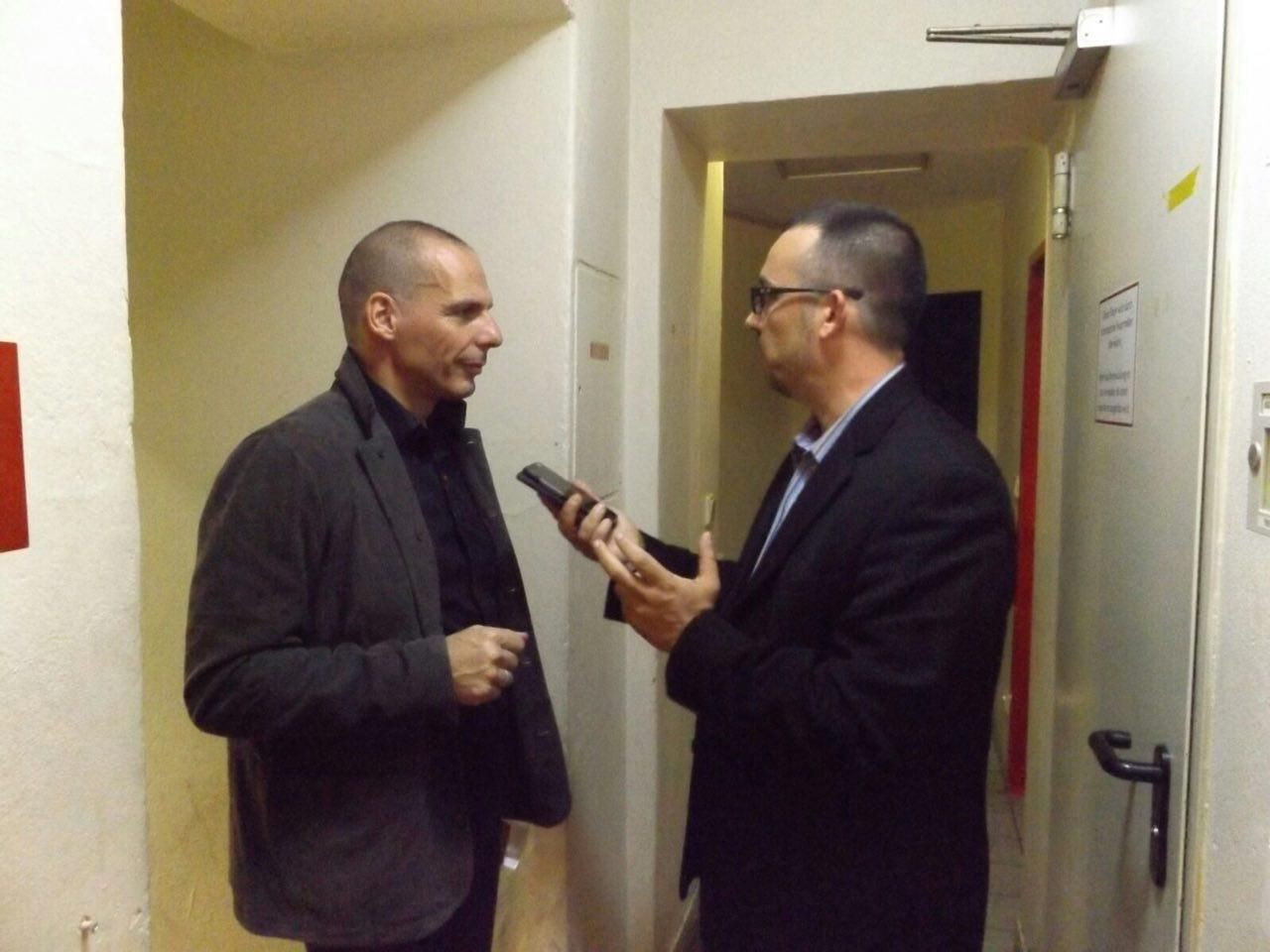 El exministro de Finanzas griego, Yanis Varoufakis y el periodista Luis Martín