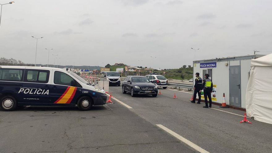 España ha prorrogado los controles en la frontera interior terrestre con Portugal hasta el 6 de abril por la crisis sanitaria ocasionada por la covid-19 y ante la proximidad de la Semana Santa, según publica este lunes el Boletín Oficial del Estado (BOE). EFE/ Carlos García/Archivo