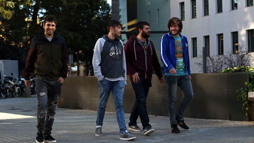 Componentes del grupo musical Txarango.