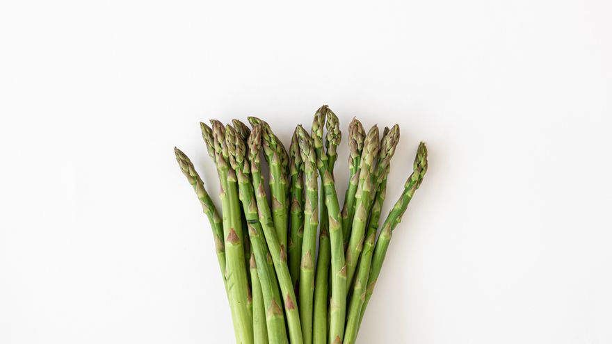 Sin mayonesa y más proteicos: cinco recetas para una cena con espárragos que ayude contra el estreñimiento