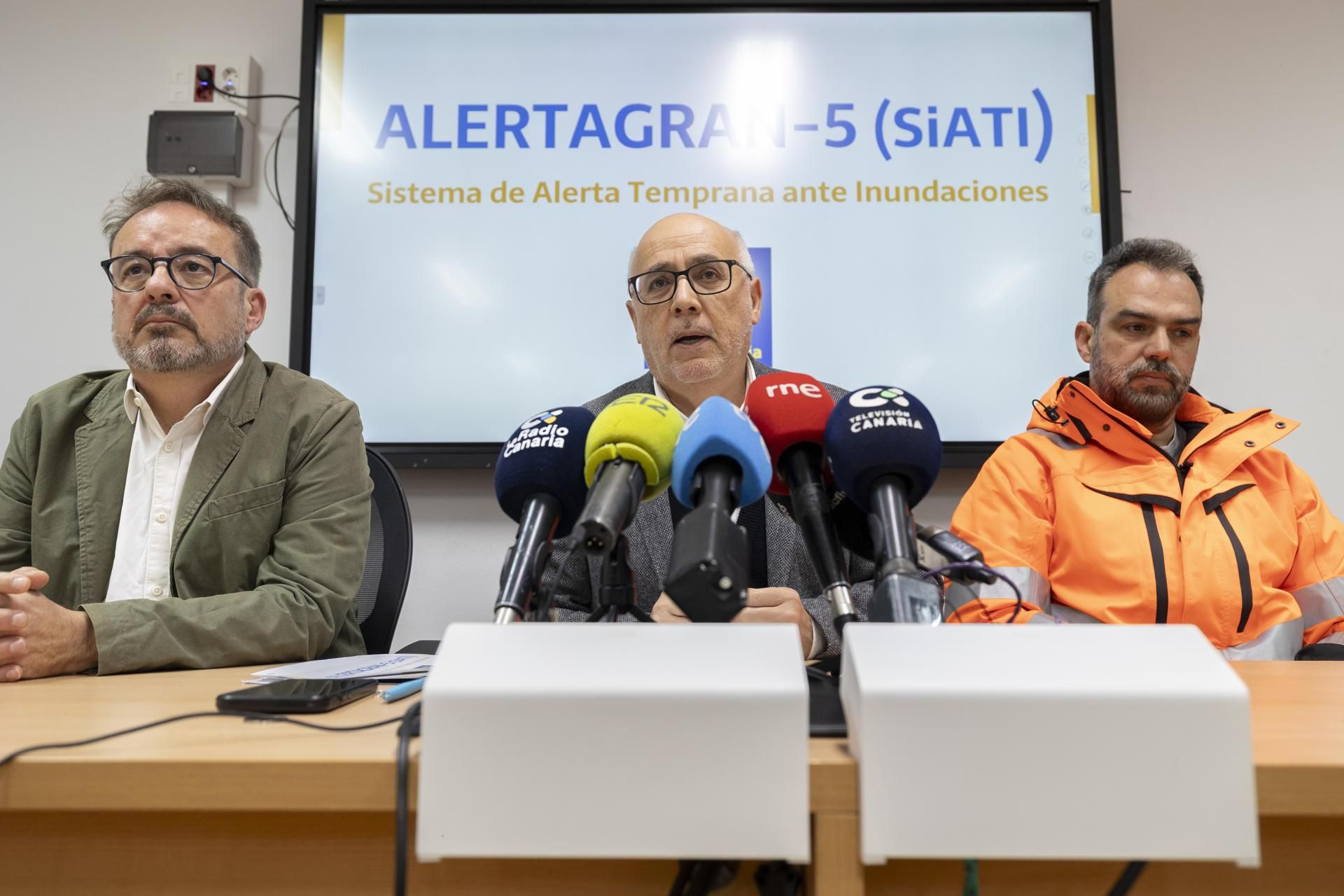 El presidente del Cabildo de Gran Canaria, Antonio Morales (c), el consejero de Medio Ambiente y Aguas, Raúl García Brink (i), y el director técnico de Emergencias del Cabildo de Gran Canaria, Federico Grillo (d), este martes en la presentación de un sistema de alerta temprana ante Inundaciones.