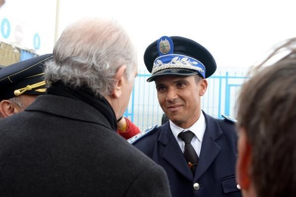 Imagen del ministro de Interior durante su visita a Ceuta publicada en la cuenta de Twitter del Ministerio bajo el título: 'Jorge Fernández Díaz agradece a las autoridades fronterizas marroquíes su colaboración'./ Ministerio de Interior