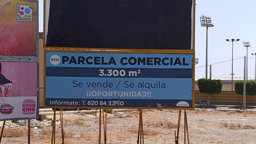 Una de las vallas publicitarias instaladas en El Ejido (Almería), cubierta con una lona negra.