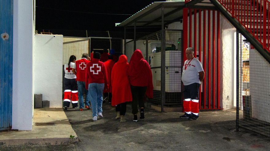 Trasladan al puerto de Motril a 27 inmigrantes que navegaban cerca de Alborán