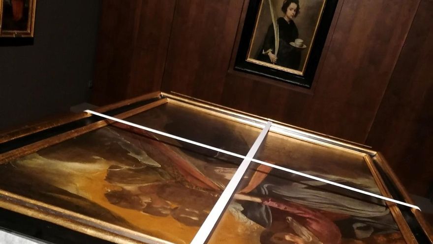 La obra, en fase de embalaje ante el 'Santa Rufina' también de Velázquez.