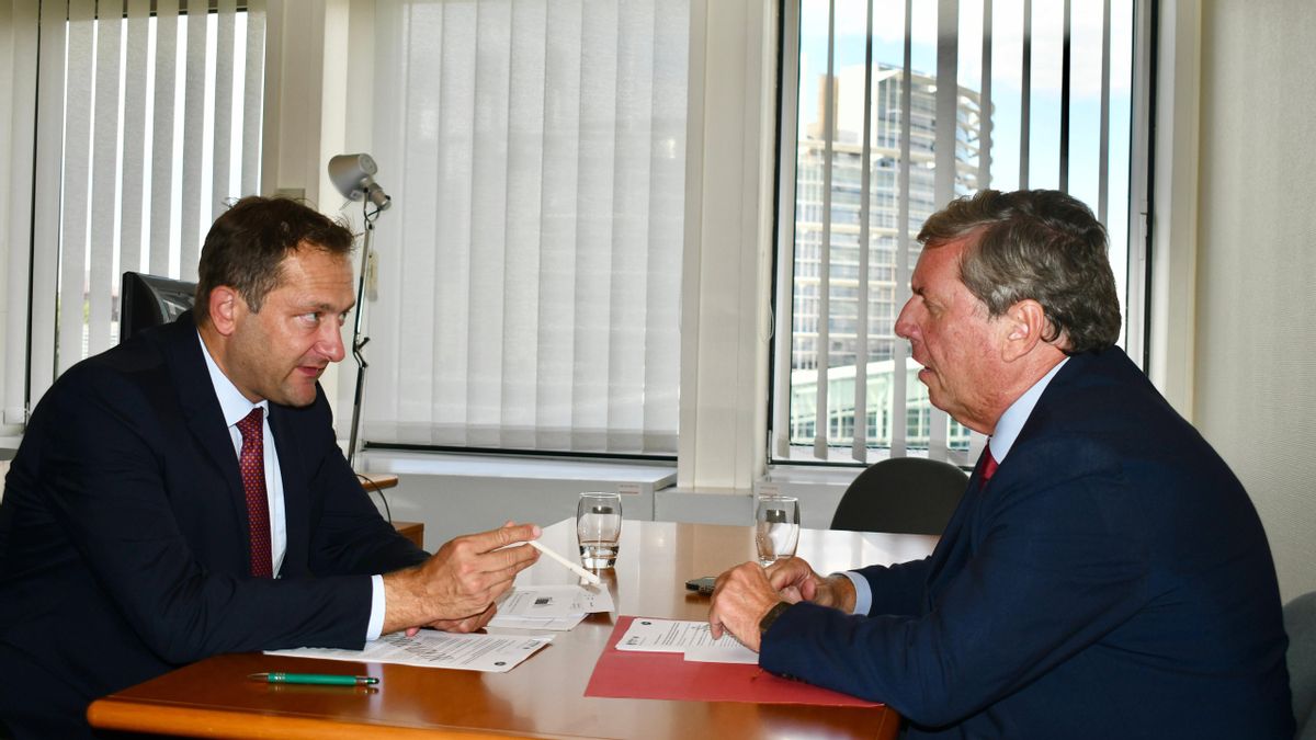 El eurodiputado Gabriel Mato con el comisario de Agricultura,  Christof Hansen.